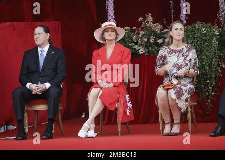 Jim o'Hare (marito di Delphine Boel), la principessa Delphine e la principessa Claire del Belgio raffigurate durante la parata militare e civile della Giornata nazionale belga, a Bruxelles, giovedì 21 luglio 2022. BELGA FOTO BRUNO FAHY Foto Stock