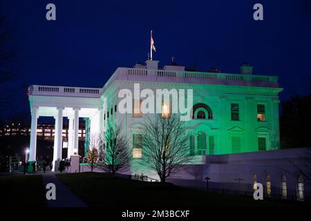 Washington, Stati Uniti. 14th Dec, 2022. La Casa Bianca è illuminata con luce verde per celebrare il decimo anniversario delle riprese alla Sandy Hook Elementary School di Newtown, Connecticut, svoltesi il 14 dicembre 2012 a Washington, DC, USA, il 14 dicembre 2022. Credit: Sipa USA/Alamy Live News Foto Stock