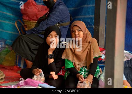 Una donna indigena Bajau con sua figlia al mercato domenicale (tamu) a Kota Belud, Sabah, Borneo, Malesia. Foto Stock