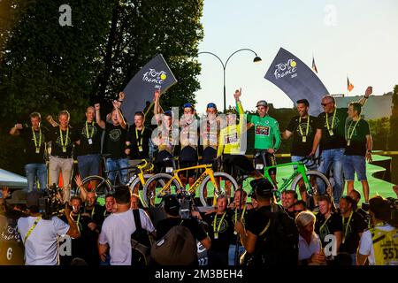 I piloti Jumbo-Visma festeggiano sul podio dopo aver vinto la tappa 21, la tappa finale della gara ciclistica Tour de France, dalla Paris la Defense Arena agli Champs-Elysees di Parigi, in Francia, domenica 24 luglio 2022. Il Tour de France di quest'anno si svolge dal 01 al 24 luglio 2022. BELGA FOTO DAVID PINTENS - UK OUT Foto Stock