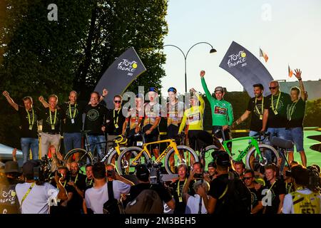 I piloti Jumbo-Visma festeggiano sul podio dopo aver vinto la tappa 21, la tappa finale della gara ciclistica Tour de France, dalla Paris la Defense Arena agli Champs-Elysees di Parigi, in Francia, domenica 24 luglio 2022. Il Tour de France di quest'anno si svolge dal 01 al 24 luglio 2022. BELGA FOTO DAVID PINTENS - UK OUT Foto Stock