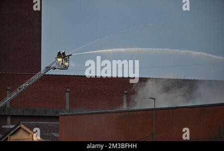 L'illustrazione mostra la scena di un incendio presso la società di gestione dei rifiuti Sidegro di Roeselare giovedì 28 luglio 2022. BELGA FOTO DAVID CATRY Foto Stock