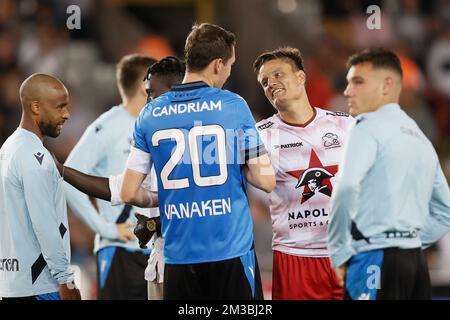 Hans Vanaken del Club e Jelle Vossen di Essevee sono state raffigurate dopo una partita di calcio tra il Club Brugge e SV Zulte Wargem, venerdì 05 agosto 2022 a Brugge, il giorno 3 della prima divisione del campionato belga 'Jupiler Pro League' 2022-2023. BELGA FOTO BRUNO FAHY Foto Stock