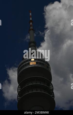 L'immagine mostra la parte superiore della torre Olympia, vista dal sito dei Campionati europei di Monaco 2022, a Monaco di Baviera, Germania, venerdì 12 agosto 2022. La seconda edizione dei Campionati europei si svolge dal 11 al 22 agosto e prevede nove sport. FOTO DI BELGA ERIC LALMAND Foto Stock