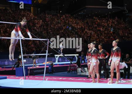 Ginnasti del Team Belgium, con la ginnastica belga Maellyse Brassart ai bar irregolari, e ginnasti belgi Noemie Louon, Fien Enghels, Jutta Verkest e Lisa Vaelen guardando sopra, raffigurati durante la finale femminile del Campionato europeo di Ginnastica artistica Monaco 2022, a Monaco di Baviera, in Germania, sabato 13 agosto 2022. La seconda edizione dei Campionati europei si svolge dal 11 al 22 agosto e prevede nove sport. BELGA FOTO BENOIT DOPPAGNE Foto Stock