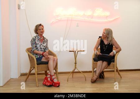 La principessa Delphine di Saxe-Coburg parla con Manuela Klerkx durante un 'Artist Talk' reale nel contesto della mostra 'A Life' (06-28/08) al Kunstenfestival Aardenburg (16/07-04/09) ad Aardenburg, Zeeland, Paesi Bassi, sabato 13 agosto 2022. Kunstenfestival Aardenburg è una biennale per l'arte a casa e all'aperto BELGA FOTO KURT DESPLENTER Foto Stock