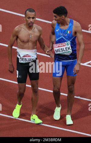 Il belga Ismael Debjani e l'italiano Ossama Meslek parlano dopo le manche della gara maschile 1500m, il primo giorno dei Campionati europei di Atletica, a Monaco 2022, Germania, lunedì 15 agosto 2022. La seconda edizione dei Campionati europei si svolge dal 11 al 22 agosto e prevede nove sport. BELGA FOTO BENOIT DOPPAGNE Foto Stock