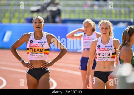 Il belga Nafissatou Nafi Thiam e il belga Noor Vidts hanno mostrato la foto dopo la gara di heptathlon femminile del 100m ai Campionati europei di atletica, a Monaco di Baviera 2022, Germania, mercoledì 17 agosto 2022. La seconda edizione dei Campionati europei si svolge dal 11 al 22 agosto e prevede nove sport. FOTO DI BELGA ERIC LALMAND Foto Stock