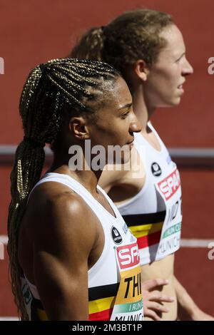 Il belga Nafissatou Nafi Thiam e il belga Noor Vidts hanno mostrato la foto dopo la gara di heptathlon femminile del 100m ai Campionati europei di atletica, a Monaco di Baviera 2022, Germania, mercoledì 17 agosto 2022. La seconda edizione dei Campionati europei si svolge dal 11 al 22 agosto e prevede nove sport. BELGA FOTO BENOIT DOPPAGNE Foto Stock