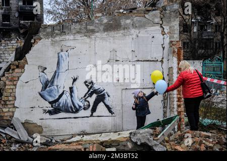 Borodyanka, Ucraina. 14th Nov 2022. La gente guarda i graffiti di un fiammifero di judo fatto dall'artista britannico dei graffiti Banksy's sulla parete di un edificio distrutto dall'esercito russo, nella città di Borodyanka. Banksy ha confermato di aver realizzato sette opere a Kiev, Borodjanka e Irpin, Ucraina. Banksy, conosciuta per le sue opere radicali, si dice che sia rimasta in Ucraina per qualche tempo. (Credit Image: © Sergei Chuzavkov/SOPA Images via ZUMA Press Wire) Foto Stock