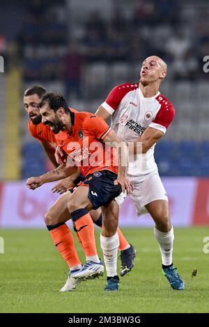 Leo Duarte di Basaksehir, Michael Frey di Anversa e Berkay Ozcan di Basaksehir, raffigurati in azione durante la partita tra la squadra turca Istanbul Basaksehir e la squadra di calcio belga Royal Antwerp FC, prima tappa nei play-off per il concorso UEFA Conference League, giovedì 18 agosto 2022 a Istanbul, Turchia. FOTO DI BELGA DIRK WAEM Foto Stock