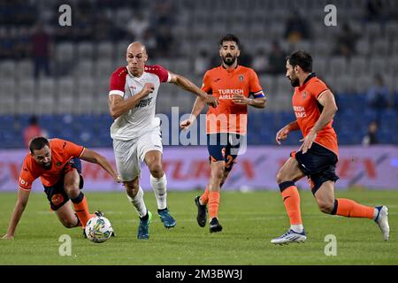 Leo Duarte di Basaksehir, Michael Frey di Anversa, Berkay Ozcan di Basaksehir e Mahmut Tekdemir di Basaksehir, raffigurati in azione durante la partita tra la squadra turca Istanbul Basaksehir e la squadra di calcio belga Royal Antwerp FC, prima tappa nei play-off per il concorso UEFA Conference League, giovedì 18 agosto 2022 a Istanbul, Turchia. FOTO DI BELGA DIRK WAEM Foto Stock