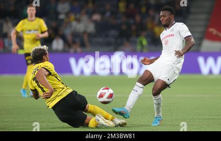 Kevin Ruegg DI YB e Francis Amuzu di Anderlecht lottano per la palla durante la partita della squadra svizzera Young Boys Bern contro la squadra belga RSC Anderlecht, prima tappa del concorso UEFA Conference League giovedì 18 agosto 2022, a Berna (Svizzera). BELGA PHOTO VIRGINIE LEFOUR Foto Stock