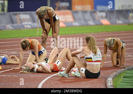 Il belga Nafissatou Nafi Thiam e il belga Noor Vidts hanno mostrato la foto dopo l'evento di 800 metri della competizione femminile di eptathlon ai Campionati europei di atletica, a Monaco di Baviera 2022, Germania, giovedì 18 agosto 2022. La seconda edizione dei Campionati europei si svolge dal 11 al 22 agosto e prevede nove sport. FOTO DI BELGA ERIC LALMAND Foto Stock