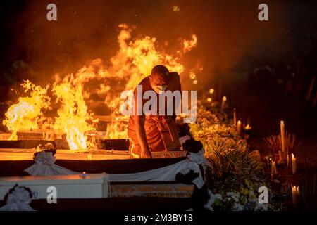 Nong Bua Lamphu, Thailandia. 11th Ott 2022. La cremazione per 19 vittime del massacro diurno di Uthai Suwan, si svolge sul terreno di Wat Rat Samakee nella provincia di Nong Bua Lamphu, Thailandia. Un assalente ha usato una combinazione di armi e coltelli per uccidere 35 persone, con almeno 22 bambini vittime al centro di cure diurne, prima di uccidere sua moglie e figlio e poi commettere suicidio. (Credit Image: © Adryel Talamantes/ZUMA Press Wire) Foto Stock