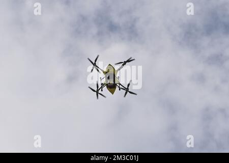 Un drone vola per un volo di prova di un sistema di trasporto urgente per il tessuto umano su area urbana, presso la rete ospedaliera di Anversa (ZNA), martedì 23 agosto 2022 ad Anversa. Oggi, per la prima volta in base alla nuova legislazione europea (del 31 dicembre 2020), un drone trasporterà il tessuto umano attraverso l'area urbana tra due siti ospedalieri . Si tratta anche di un volo in cui l'operatore (che controlla il drone) non vede l'aeromobile. Questo volo avvicina l'inizio dei voli regolari con droni in un contesto medico. FOTO DI BELGA DIRK WAEM Foto Stock