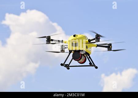 Un drone vola per un volo di prova di un sistema di trasporto urgente per il tessuto umano su area urbana, presso la rete ospedaliera di Anversa (ZNA), martedì 23 agosto 2022 ad Anversa. Oggi, per la prima volta in base alla nuova legislazione europea (del 31 dicembre 2020), un drone trasporterà il tessuto umano attraverso l'area urbana tra due siti ospedalieri . Si tratta anche di un volo in cui l'operatore (che controlla il drone) non vede l'aeromobile. Questo volo avvicina l'inizio dei voli regolari con droni in un contesto medico. FOTO DI BELGA DIRK WAEM Foto Stock