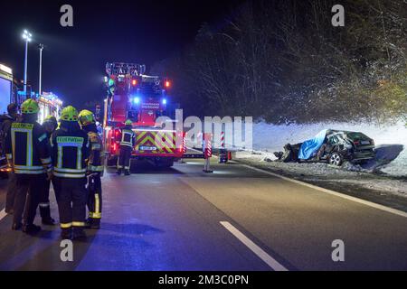 Epgert, Germany. 14th Dec, 2022. A wrecked car stands in the embankment of the A3 freeway near Epgert. A 30-year-old woman was killed in an accident on Autobahn 3 in Rhineland-Palatinate on Wednesday evening. According to the investigations so far, her car skidded and collided sideways with the trailer of a tractor-trailer in front, police said last night. Credit: Thomas Frey/dpa/Alamy Live News Foto Stock