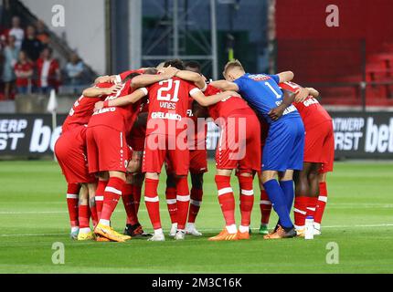 I giocatori di Antwerp hanno raffigurato prima di una partita di calcio tra il Royal Antwerp FC belga e il turco Istanbul Basaksehir FK, giovedì 25 agosto 2022 ad Anversa, il gioco di ritorno per il concorso UEFA Conference League. FOTO DI BELGA DAVID PINTENS Foto Stock