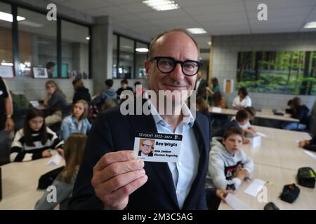 Ministro fiammingo dell'educazione e del benessere degli animali e dello sport ben Weyts ha raffigurato durante una visita al GO! Technisch Atheneum Halle il primo giorno di scuola per l'anno scolastico 2022-2023, giovedì 01 settembre 2022, a Halle. FOTO DI BELGA NICOLAS MAETERLINCK Foto Stock