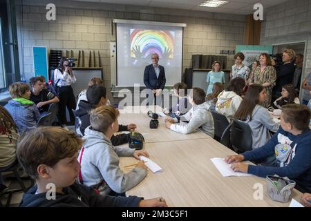 Ministro fiammingo dell'educazione e del benessere degli animali e dello sport ben Weyts ha raffigurato durante una visita al GO! Technisch Atheneum Halle il primo giorno di scuola per l'anno scolastico 2022-2023, giovedì 01 settembre 2022, a Halle. FOTO DI BELGA NICOLAS MAETERLINCK Foto Stock