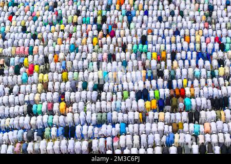 Kolkata, Bengala Occidentale, India. 3rd maggio, 2022. I musulmani offrono la preghiera di Eid al-Fitr che segna la fine del santo mese del digiuno del Ramadan, ad Howrah, alla periferia di Kolkata. (Credit Image: © Sudipta Das/Pacific Press via ZUMA Press Wire) Foto Stock