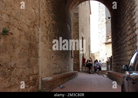 Scorci della romantica città toscana di San Gimignano in pietra sull'antica collina d'Italia Foto Stock