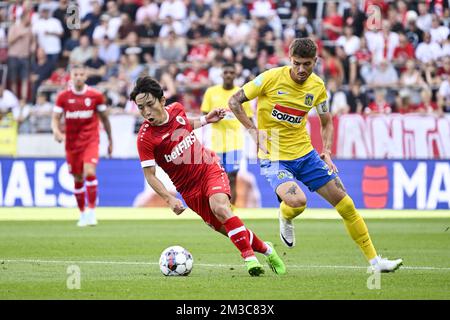 Koji Miyoshi di Anversa e Roman Neustadter di Westerlo hanno mostrato in azione durante una partita di calcio tra il Royal Antwerp FC RAFC e il KVC Westerlo, domenica 04 settembre 2022 ad Anversa, una partita il giorno 7 della prima divisione del campionato belga della 'Jupiler Pro League' del 2022-2023. BELGA FOTO TOM GOYVAERTS Foto Stock