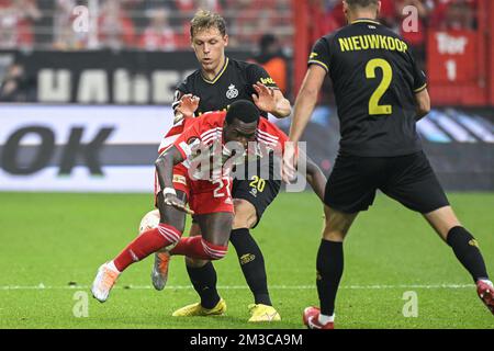 La Senne Lynen di Union e la Sheraldo Becker di Berlino combattono per la palla durante una partita tra il FC Union Berlin e la squadra di calcio belga Royale Union Saint-Gilloise, giovedì 08 settembre 2022 a Berlino, la prima partita su sei nella fase di gruppo del concorso UEFA Europa League. FOTO DI BELGA LAURIE DIEFFEMBACQ Foto Stock