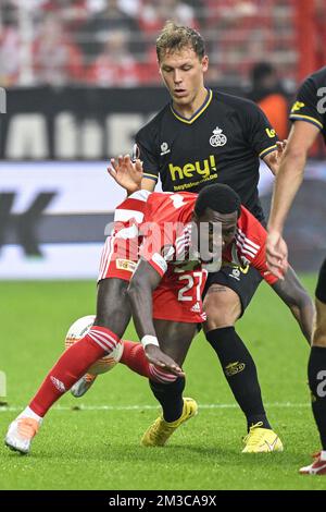 Sheraldo Becker di Berlino e Senne Lynen di Union combattono per la palla durante una partita tra il FC Union Berlin e la squadra di calcio belga Royale Union Saint-Gilloise, giovedì 08 settembre 2022 a Berlino, la prima partita su sei nella fase di gruppo del concorso UEFA Europa League. FOTO DI BELGA LAURIE DIEFFEMBACQ Foto Stock