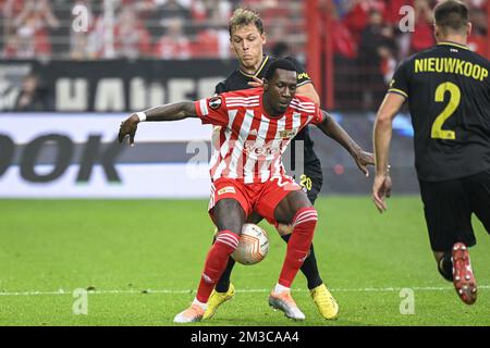 La Senne Lynen di Union e la Sheraldo Becker di Berlino combattono per la palla durante una partita tra il FC Union Berlin e la squadra di calcio belga Royale Union Saint-Gilloise, giovedì 08 settembre 2022 a Berlino, la prima partita su sei nella fase di gruppo del concorso UEFA Europa League. FOTO DI BELGA LAURIE DIEFFEMBACQ Foto Stock