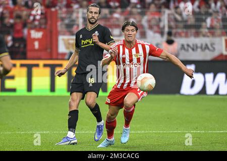 Christian Burgess di Union e Kevin Behrens di Berlino combattono per la palla durante una partita tra il FC Union Berlin e la squadra di calcio belga Royale Union Saint-Gilloise, giovedì 08 settembre 2022 a Berlino, la prima partita su sei nella fase di gruppo del concorso UEFA Europa League. FOTO DI BELGA LAURIE DIEFFEMBACQ Foto Stock