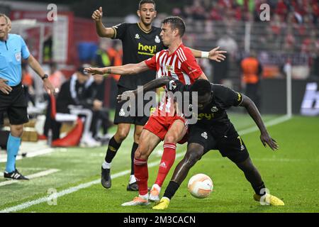 Janik Haberer di Berlino e Victor Boniface di Union combattono per la palla durante una partita tra il FC Union Berlin e la squadra di calcio belga Royale Union Saint-Gilloise, giovedì 08 settembre 2022 a Berlino, la prima partita su sei nella fase di gruppo del concorso UEFA Europa League. FOTO DI BELGA LAURIE DIEFFEMBACQ Foto Stock