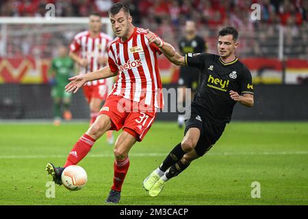 Robin Knoche di Berlino e Dante Vanzeir di Union combattono per la palla durante una partita tra il FC Union Berlin e la squadra di calcio belga Royale Union Saint-Gilloise, giovedì 08 settembre 2022 a Berlino, la prima partita su sei nella fase di gruppo del concorso UEFA Europa League. FOTO DI BELGA LAURIE DIEFFEMBACQ Foto Stock