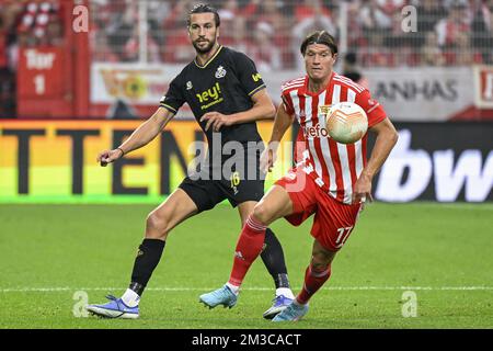 Christian Burgess di Union e Kevin Behrens di Berlino combattono per la palla durante una partita tra il FC Union Berlin e la squadra di calcio belga Royale Union Saint-Gilloise, giovedì 08 settembre 2022 a Berlino, la prima partita su sei nella fase di gruppo del concorso UEFA Europa League. FOTO DI BELGA LAURIE DIEFFEMBACQ Foto Stock