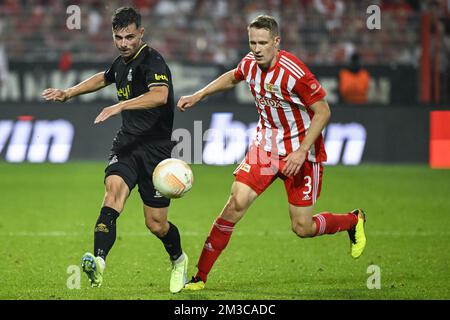 Dante Vanzeir di Union e Paul Jaeckel di Berlino combattono per la palla durante una partita tra il FC Union Berlin e la squadra di calcio belga Royale Union Saint-Gilloise, giovedì 08 settembre 2022 a Berlino, la prima partita su sei nella fase di gruppo del concorso UEFA Europa League. FOTO DI BELGA LAURIE DIEFFEMBACQ Foto Stock