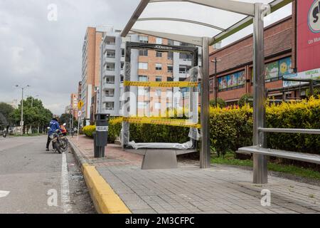 BOGOTA, COLOMBIA - 20 MAGGIO di 2021 Una fermata dell'autobus danneggiata durante il paro colombiano nacional Marches a nord della città Foto Stock