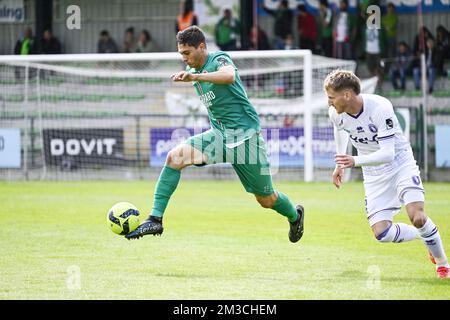 Jamal Aabbou di Virton e Leo Seydoux di Beerschot hanno mostrato in azione durante una partita di calcio tra RE Virton e Beerschot VA, domenica 18 settembre 2022 a Virton, il giorno 9 su 22 nella 2022-2023 1B Challenger Pro League 2nd divisione dei campionati belgi. BELGA FOTO TOM GOYVAERTS Foto Stock