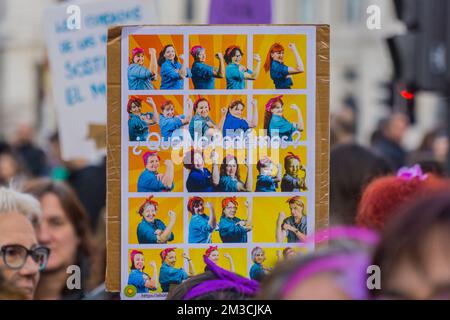 Chiuso fino a una riproduzione di un famoso simbolo di poster femminista chiamato 'You Can Do IT 2 durante 8M marce in International Women's Day affermando la sua r Foto Stock