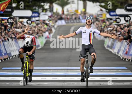 Antonio Morgado del Portogallo e il tedesco Emil Herzog hanno ritratto in azione durante la gara di strada Junior Men ai Campionati del mondo UCI Road Cycling 2022, a Wollongong, Australia, venerdì 23 settembre 2022. I Mondi si svolgono dal 18 al 25 settembre. FOTO DI BELGA DIRK WAEM Foto Stock