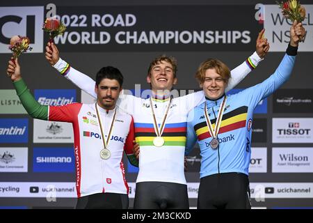 Antonio Morgado del Portogallo, il tedesco Emil Herzog e il belga Vlad Van Mechelen hanno raffigurato sul podio dopo la gara di strada Junior men ai Campionati del mondo UCI Road Cycling 2022, a Wollongong, Australia, venerdì 23 settembre 2022. I Mondi si svolgono dal 18 al 25 settembre. FOTO DI BELGA DIRK WAEM Foto Stock