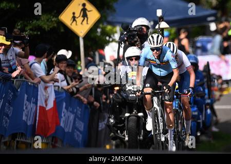 Il belga Julie Van de Velde e il britannico Elynor Backstedt hanno ritratto in azione durante la corsa su strada femminile d'élite ai Campionati del mondo di strada UCI Cycling 2022, a Wollongong, Australia, sabato 24 settembre 2022. I Mondi si svolgono dal 18 al 25 settembre. FOTO DI BELGA DIRK WAEM Foto Stock