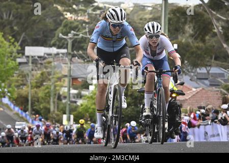 Il belga Julie Van de Velde e il britannico Elynor Backstedt hanno ritratto in azione durante la corsa su strada femminile d'élite ai Campionati del mondo di strada UCI Cycling 2022, a Wollongong, Australia, sabato 24 settembre 2022. I Mondi si svolgono dal 18 al 25 settembre. FOTO DI BELGA DIRK WAEM Foto Stock