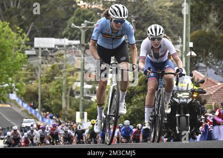 Il belga Julie Van de Velde e il britannico Elynor Backstedt hanno ritratto in azione durante la corsa su strada femminile d'élite ai Campionati del mondo di strada UCI Cycling 2022, a Wollongong, Australia, sabato 24 settembre 2022. I Mondi si svolgono dal 18 al 25 settembre. FOTO DI BELGA DIRK WAEM Foto Stock