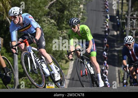 Il belga Stan Dewulf e lo sloveno Tadej Pogacar hanno ritratto in azione durante la corsa su strada maschile ai Campionati del mondo UCI Road Cycling 2022, a Wollongong, Australia, domenica 25 settembre 2022. I Mondi si svolgono dal 18 al 25 settembre. FOTO DI BELGA DIRK WAEM Foto Stock