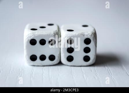 Macro photograhpy ad una vecchia dice bianca con doppia coppia sei sopra un tavolo bianco Foto Stock