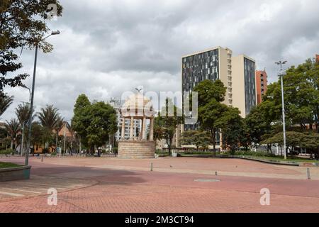 BOGOTA, COLOMBIA - Gabriel Garcia Marquez giornalista parco con simon bolivar tempio e uffici edifici in centro giorno di sole Foto Stock