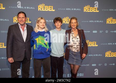 Jim o'Hare (marito di Delphine Boe), Josephine o'Hare, Oscar o'Hare e la principessa Delphine, raffigurati durante la prima di 'Rebel', l'ultimo film del duo belga El Arbi - Fallah al cinema Kinepolis di Bruxelles sabato 01 ottobre 2022. FOTO DI BELGA NICOLAS MAETERLINCK Foto Stock