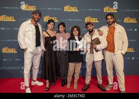 regista Bilall Fallah, persona sconosciuta, attrice Lubna Azabal, Amir El Arbi, attore Aboubakr Bensaihi e regista Ail El Arbi, raffigurati durante la prima di 'Rebel', l'ultimo film del duo belga El Arbi - Fallah al cinema Kinepolis di Bruxelles sabato 01 ottobre 2022. FOTO DI BELGA NICOLAS MAETERLINCK Foto Stock