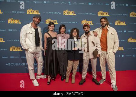 regista Bilall Fallah, persona sconosciuta, attrice Lubna Azabal, Amir El Arbi, attore Aboubakr Bensaihi e regista Ail El Arbi, raffigurati durante la prima di 'Rebel', l'ultimo film del duo belga El Arbi - Fallah al cinema Kinepolis di Bruxelles sabato 01 ottobre 2022. FOTO DI BELGA NICOLAS MAETERLINCK Foto Stock